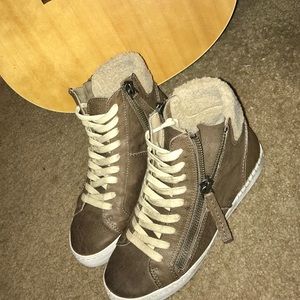 NWOT Dolce Vita High Top Sneakers (size 7.5) 💛